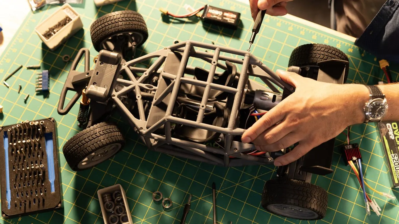 Montaje de un chasis de coche RC con piezas impresas